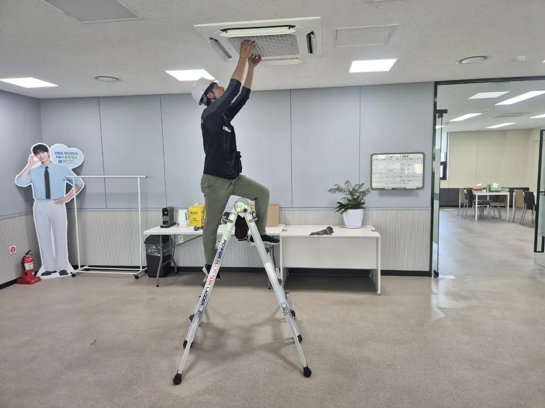 천장형 에어컨 패널 분리 작업